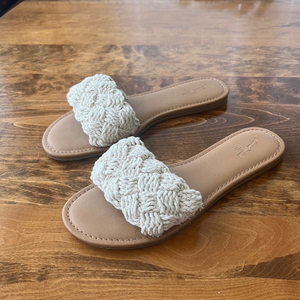 NEVER WORN Cute Yarn Sandals
